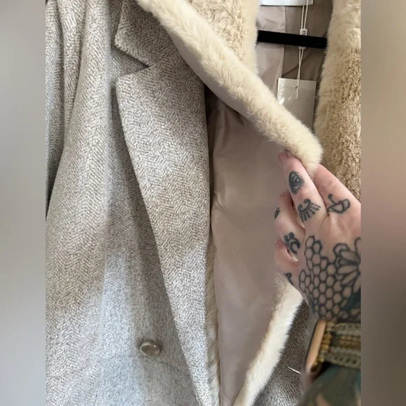 Elegant Beige Coat with Faux Fur Collar - Picture 4 of 5